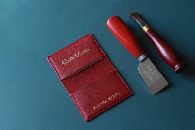 Картхолдер из кожи форели красного цвета