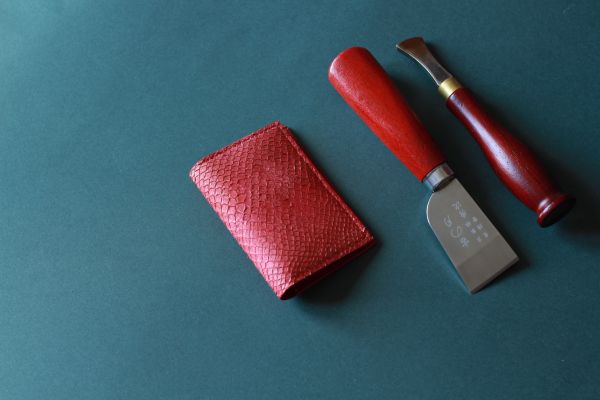 Картхолдер из кожи форели красного цвета