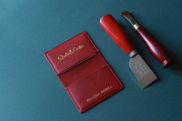 Картхолдер из кожи форели красного цвета