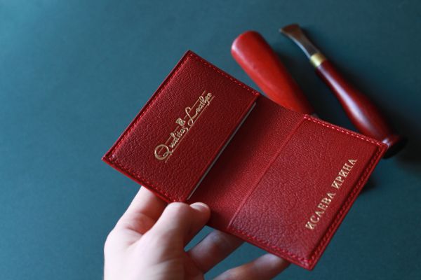 Картхолдер из кожи форели красного цвета