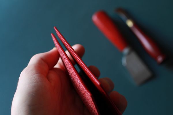 Картхолдер из кожи форели красного цвета