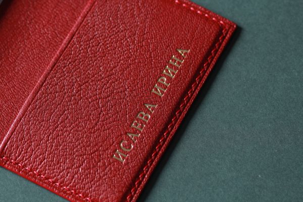 Картхолдер из кожи форели красного цвета
