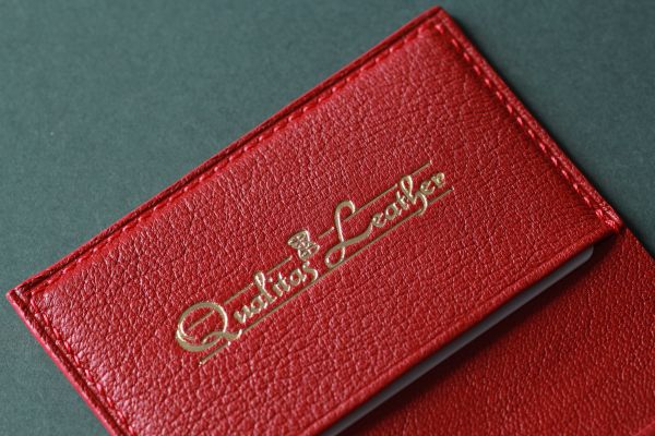 Картхолдер из кожи форели красного цвета