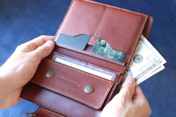 Бифолд большой на кнопке коричневого цвета