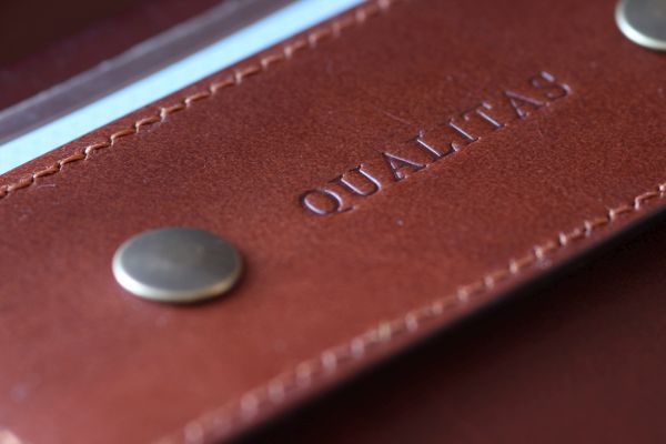 Бифолд большой на кнопке коричневого цвета