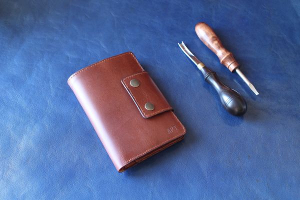 Бифолд большой на кнопке коричневого цвета