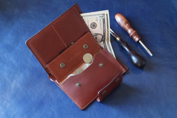 Бифолд большой на кнопке коричневого цвета