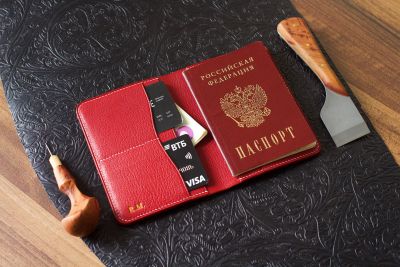 Обложка из ската красного цвета с логотипом