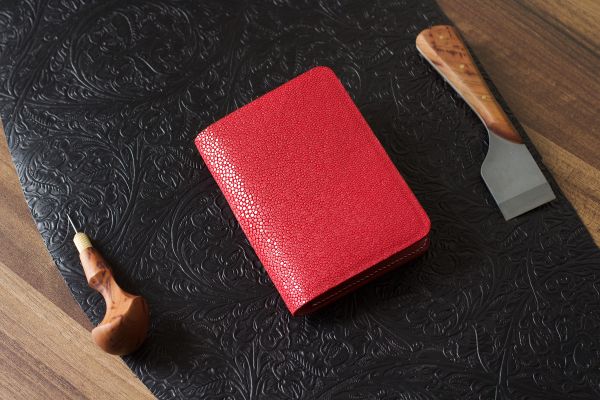 Обложка из ската красного цвета с логотипом