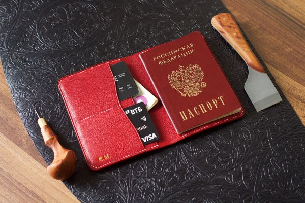 Обложка из ската красного цвета с логотипом