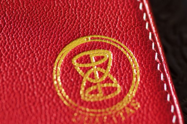 Обложка из ската красного цвета с логотипом