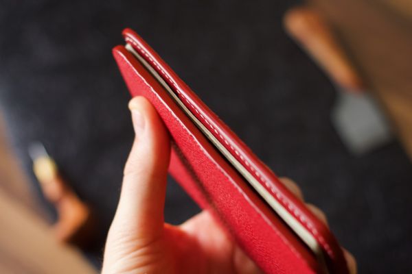 Обложка из ската красного цвета с логотипом