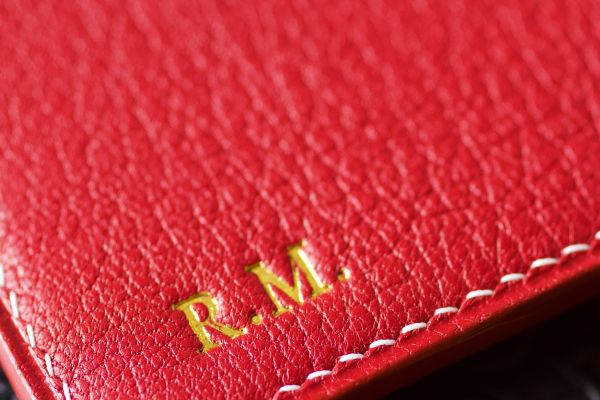 Обложка из ската красного цвета с логотипом