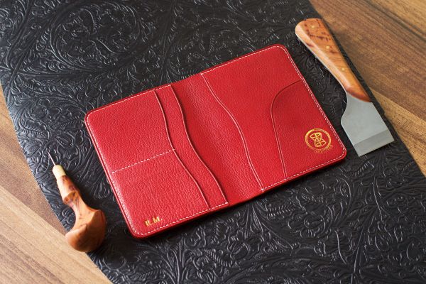 Обложка из ската красного цвета с логотипом