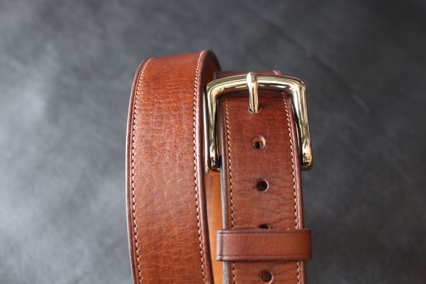 Ремень коричневый прошитый с серебрянной пряжкой