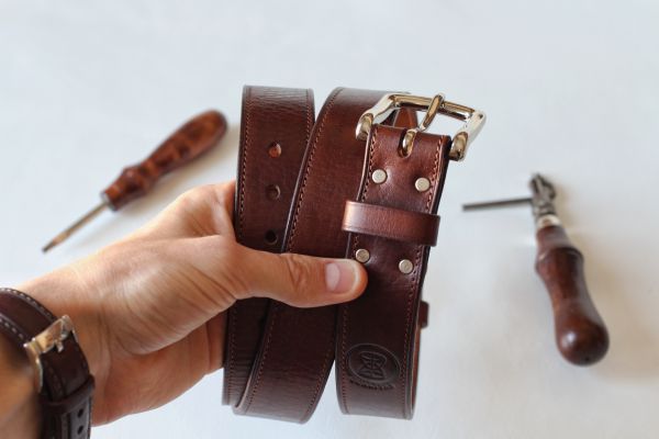 Ремень коричневый прошитый с серебрянной пряжкой