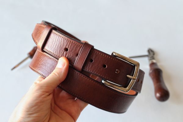 Ремень коричневый прошитый с серебрянной пряжкой