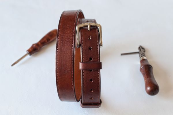 Ремень коричневый прошитый с серебрянной пряжкой