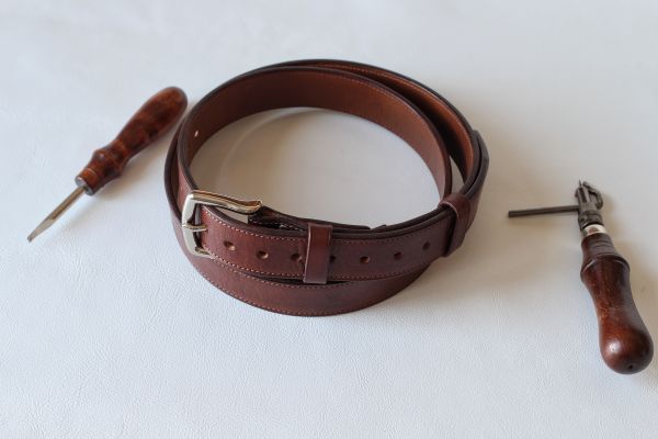 Ремень коричневый прошитый с серебрянной пряжкой