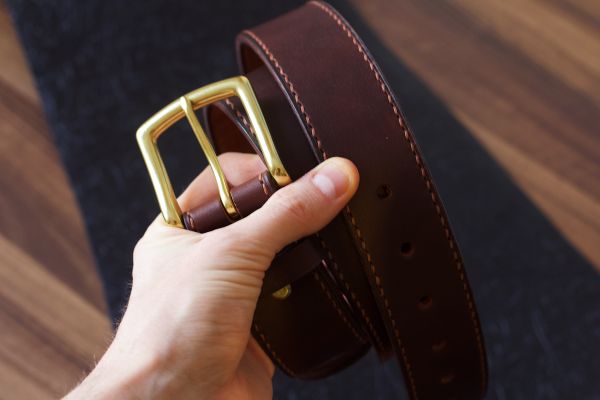 Ремень коричневый прошитый с золотой пряжкой