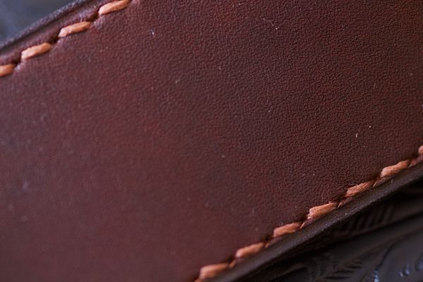 Ремень коричневый прошитый с золотой пряжкой