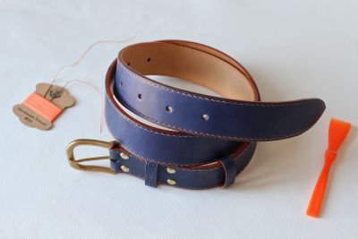 Ремень синего цвета с оранжевой ниткой и бронзовой пряжкой