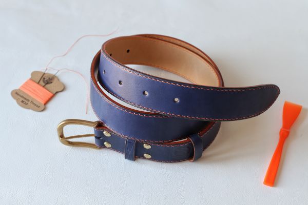 Ремень синего цвета с оранжевой ниткой и бронзовой пряжкой