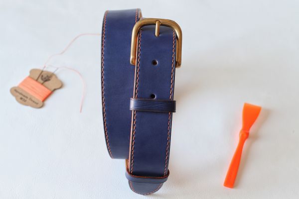 Ремень синего цвета с оранжевой ниткой и бронзовой пряжкой