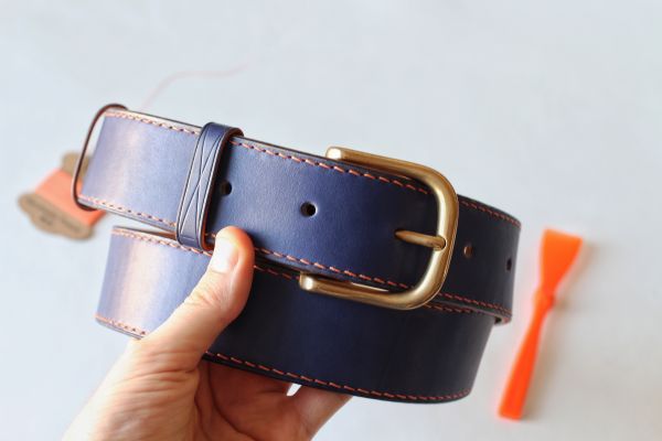 Ремень синего цвета с оранжевой ниткой и бронзовой пряжкой