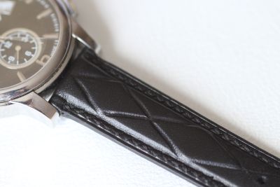 Часовой ремешок черного цвета с белой строчкой и ромбами