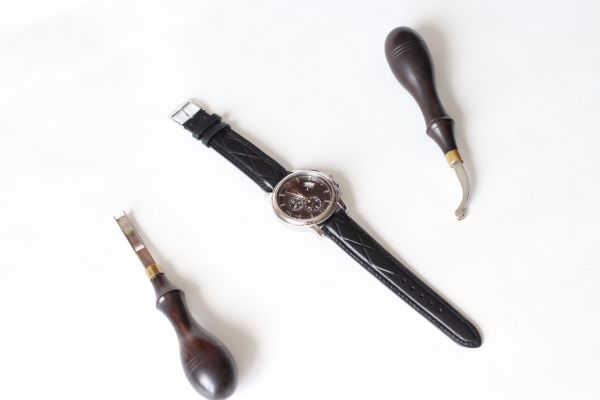 Часовой ремешок черного цвета с белой строчкой и ромбами