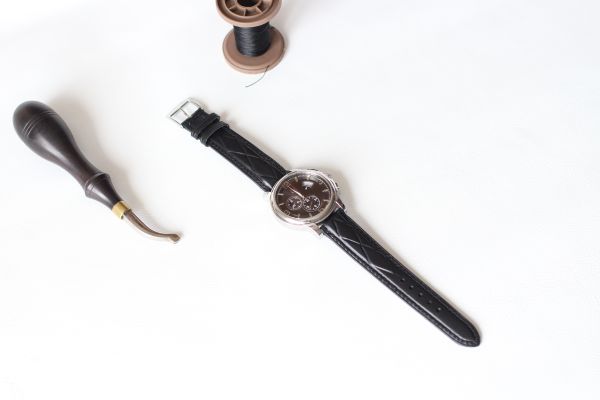 Часовой ремешок черного цвета с белой строчкой и ромбами