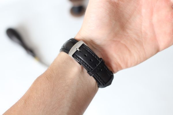 Часовой ремешок черного цвета с белой строчкой и ромбами