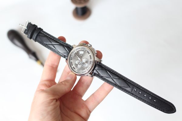 Часовой ремешок черного цвета с белой строчкой и ромбами