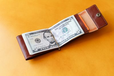 Зажим под деньги коричневого цвета