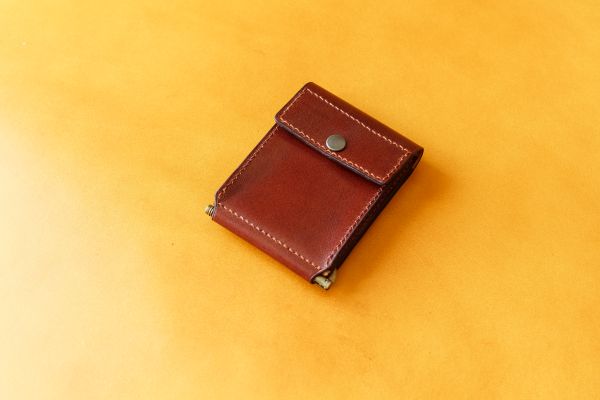 Зажим под деньги коричневого цвета