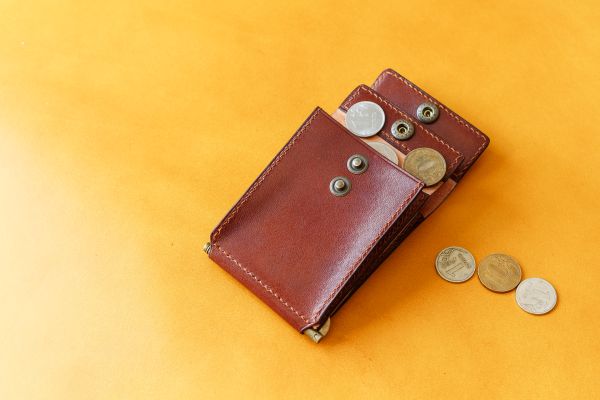 Зажим под деньги коричневого цвета