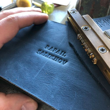 Пример тиснения текста с применение наборного клише фото 2